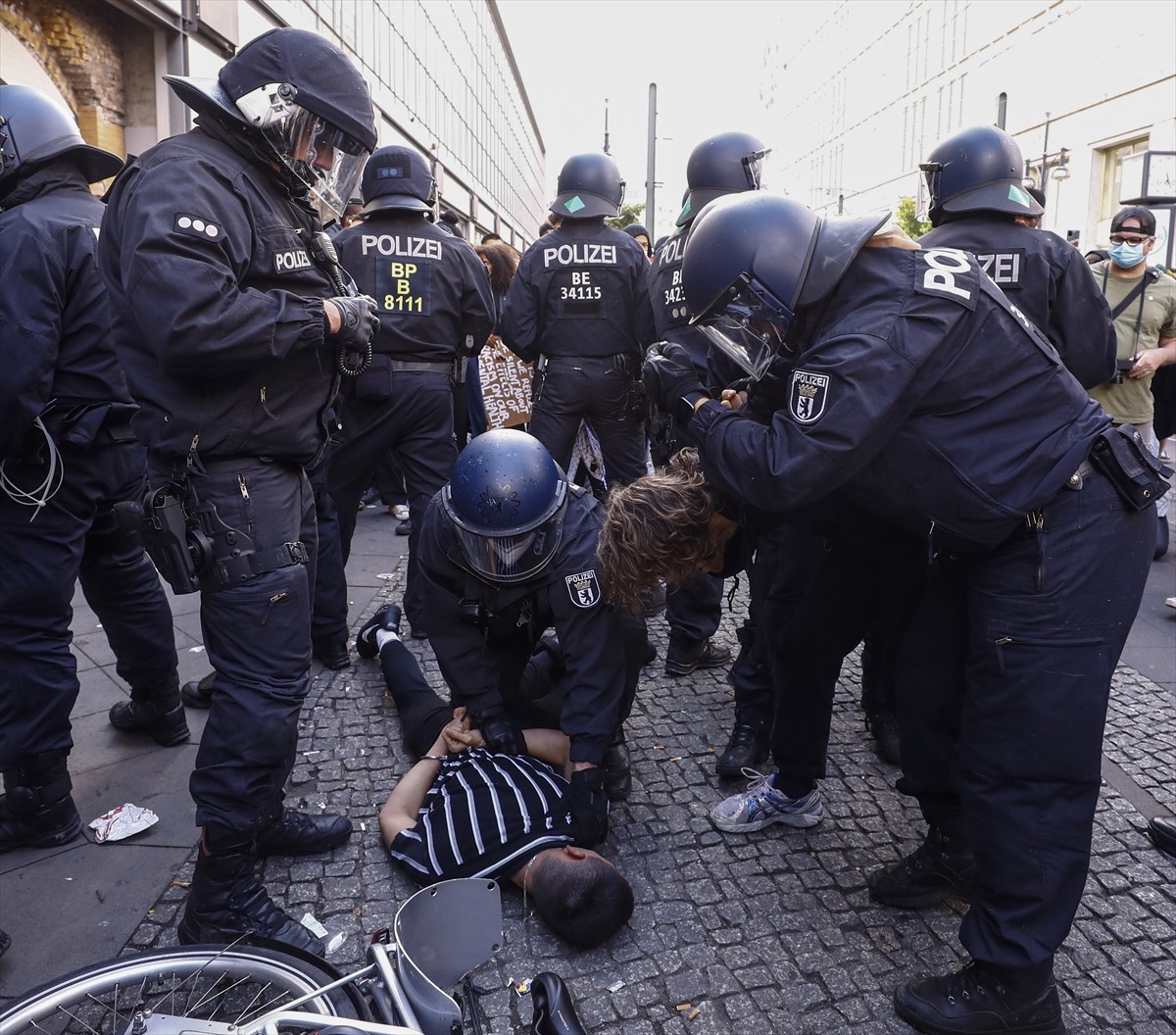 Polisin bir siyahi göstericiye şiddeti Almanya`da tartışma yarattı