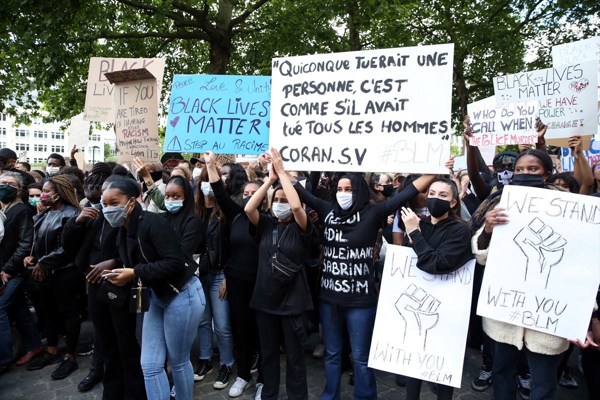 Brüksel'de binlerce kişi ırkçılık ve polis şiddetini protesto etti