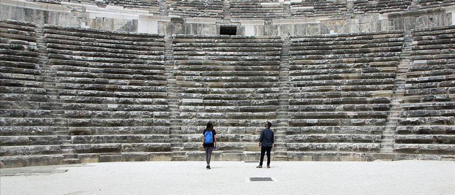 Aspendos Antik Tiyatrosu yeni dönemin ilk ziyaretçilerini kabul etti