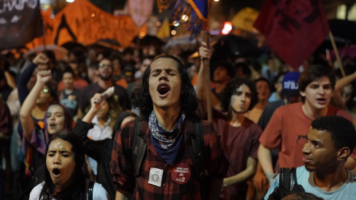 Brezilya'daki Gösteriler de Şiddet Eylemlerine Dönüştü