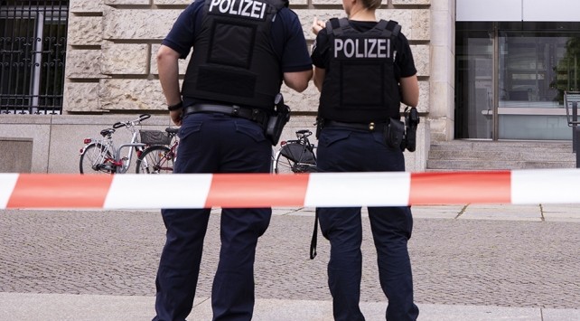 Almanya'da COVID-19 karantinasını aşmak isteyenler 8 polisi yaraladı