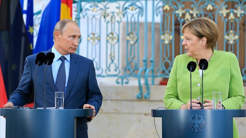 Putin, Merkel ile Libya’daki durumu görüştü