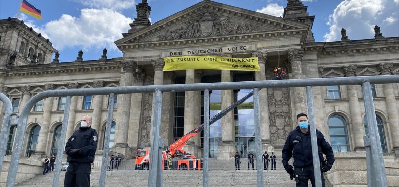 Greenpeace üyeleri, Almanya'da Federal Meclisin çatısında 