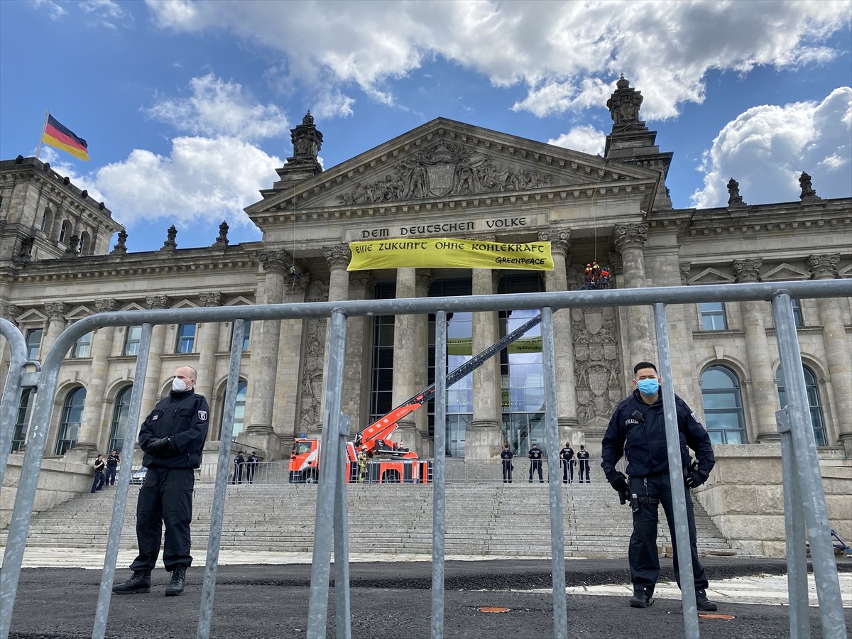 Greenpeace üyeleri, Almanya’da Federal Meclisin çatısında “kömür” eylemi yaptı