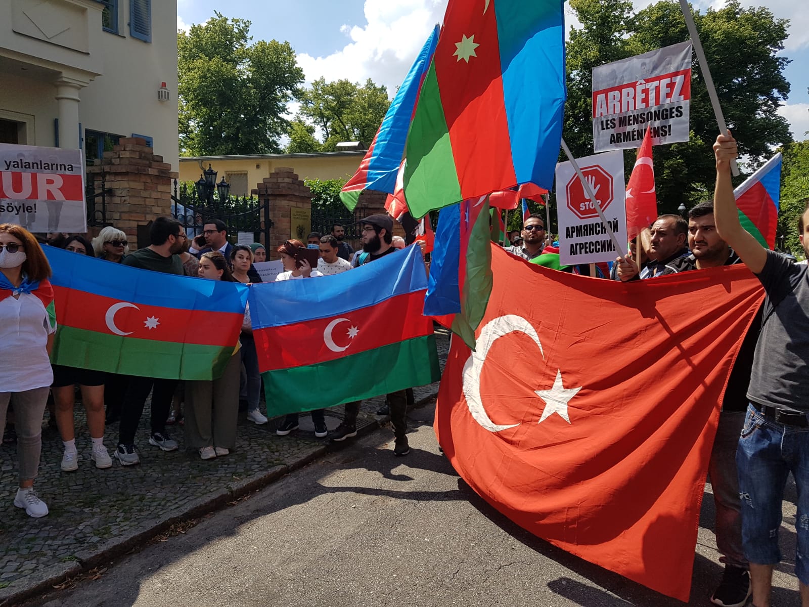 Ermenistan’ın Saldırıları Berlin’de Protesto Edildi