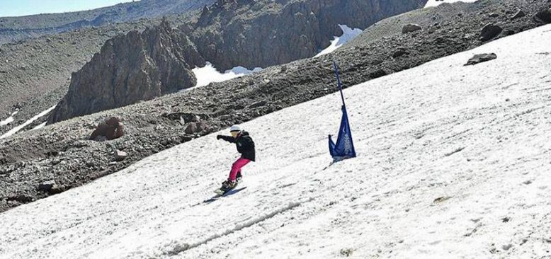 Erciyes'te Temmuz ayında sporcular kayak keyfi yaşıyor