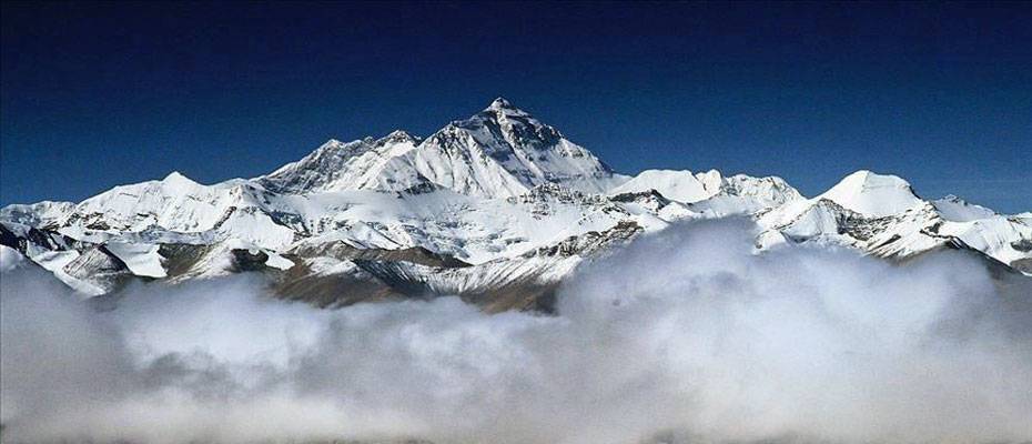 Everest dağcılara yeniden açılıyor