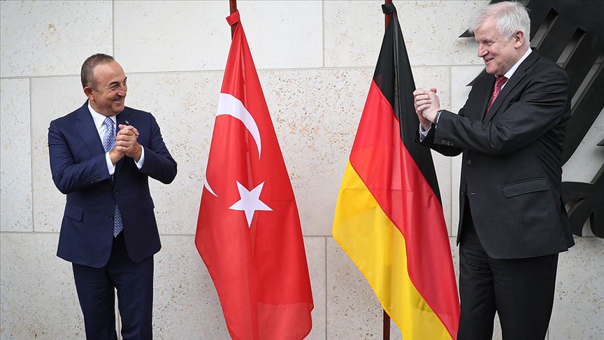 Çavuşoğlu Almanya İçişleri Bakanı Seehofer ile görüştü