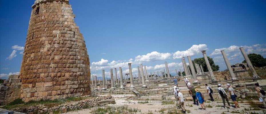 Perge’de 1700 yıllık kadın heykeli bulundu