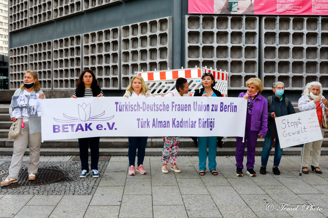 Türkiye’de kadınlara ve çocuklara yönelik şiddete Berlin’den protesto