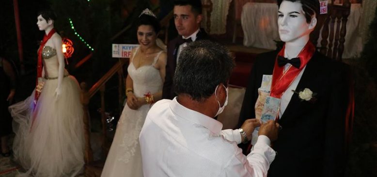 Karabük'teki bir düğünde takılar cansız mankenlere takıldı