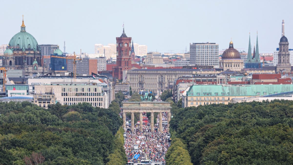 Almanya’da Hükümetin Salgın Önlemleri Protesto Edildi