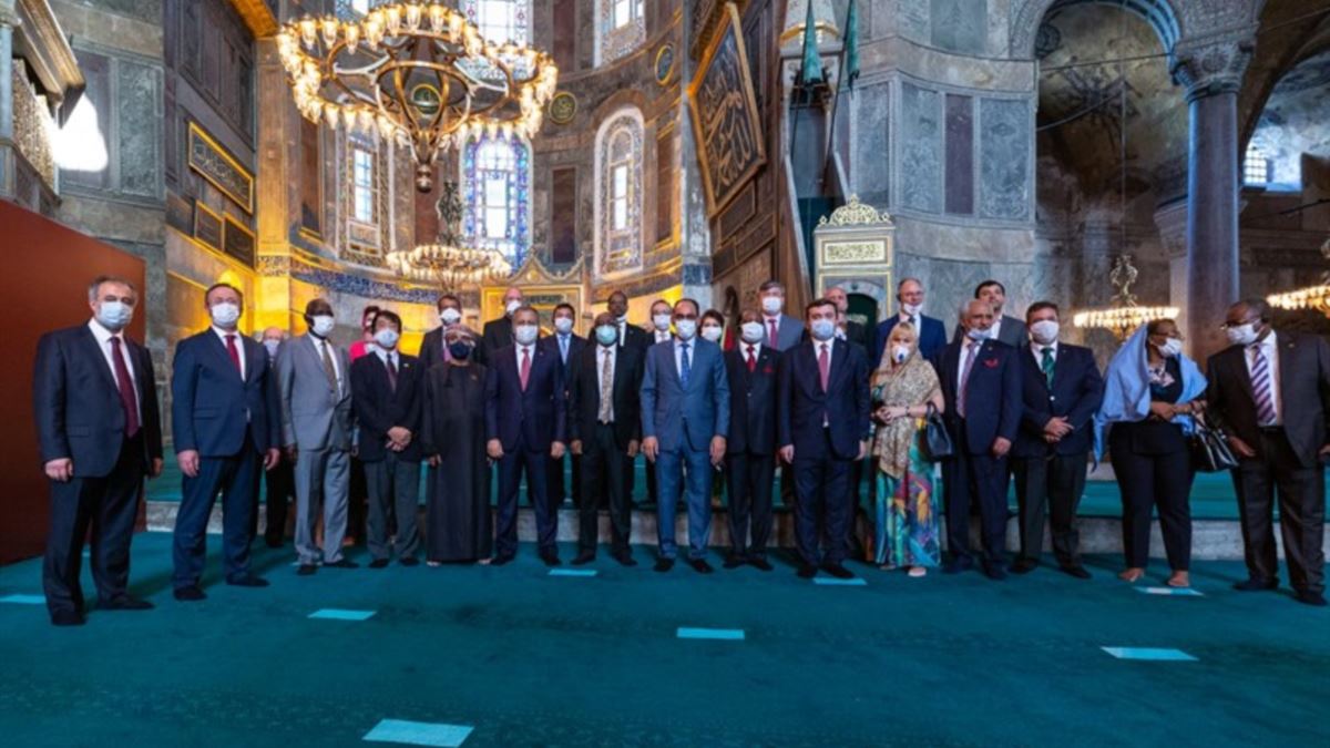 Cumhurbaşkanlığı Sözcüsü 30 Ülke Büyükelçisiyle Ayasofya'yı Gezdi