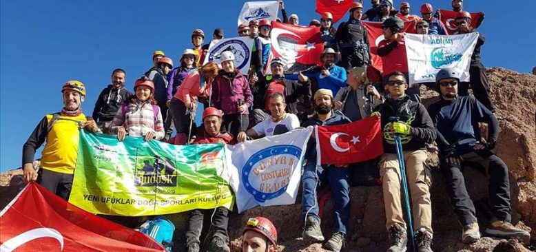 Dağcılardan Erciyes'in zirvesine 30 Ağustos Zafer Bayramı tırmanışı