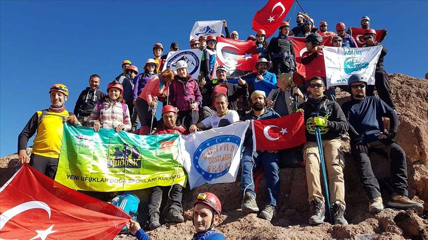 Dağcılardan Erciyes’in zirvesine 30 Ağustos Zafer Bayramı tırmanışı