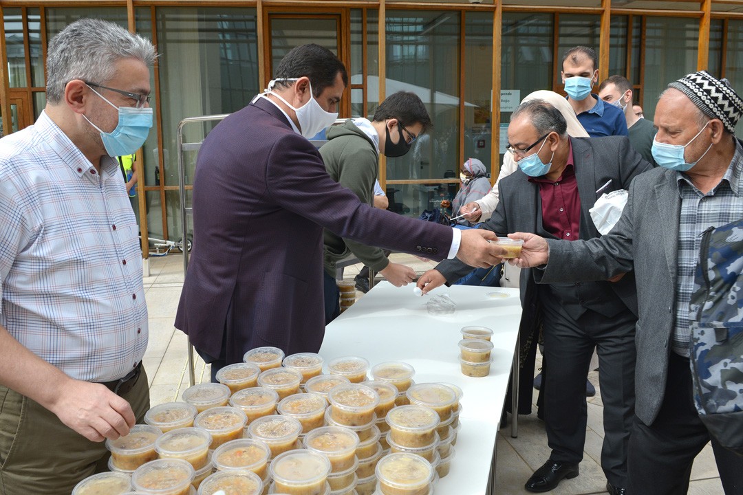 Köln DİTİB Merkez Camii’nde aşure ikram edildi