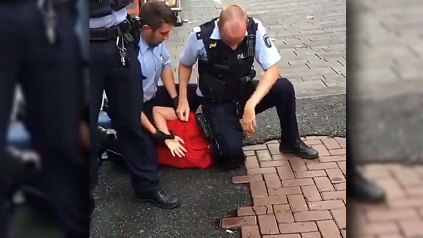 Almanya'da şiddet uygulayan 3 polis görevden uzaklaştırıldı