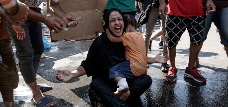 Midilli'de Kamp Yangını Sonrası Mültecilerin Protestosuna Polis Müdahalesi