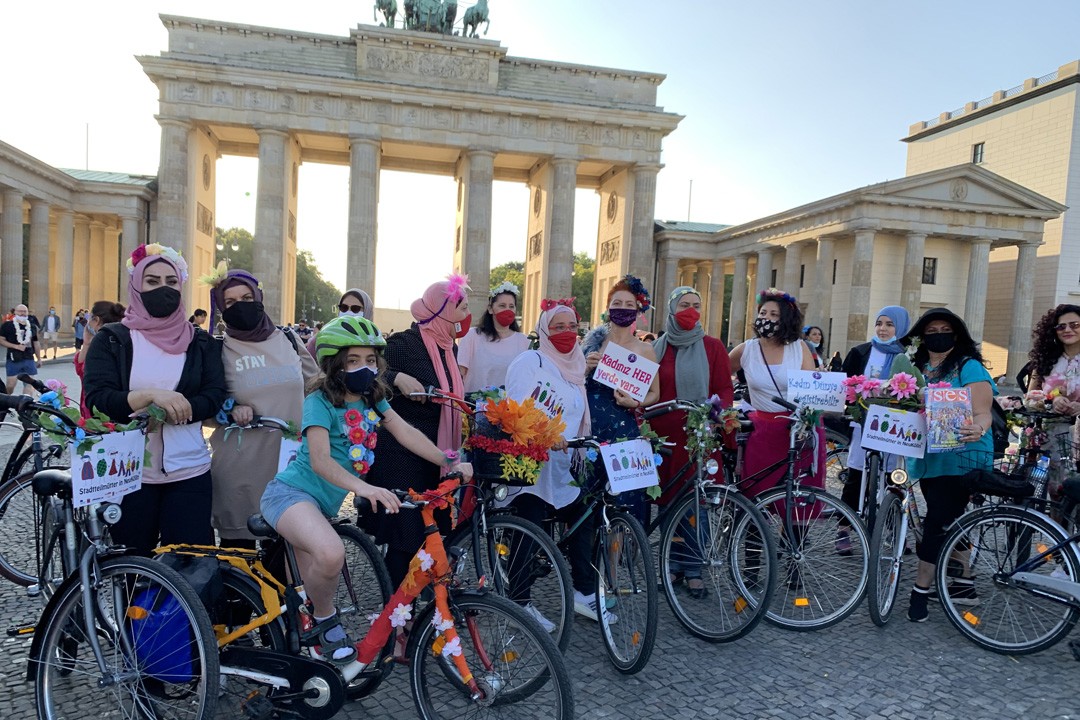 Berlin’de ‘Süslü Kadınlar Bisiklet Turu’ Yapıldı