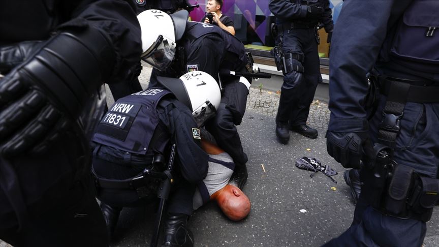 Almanya’da düzenlenen protestoda polis ile göstericiler arasında arbede çıktı