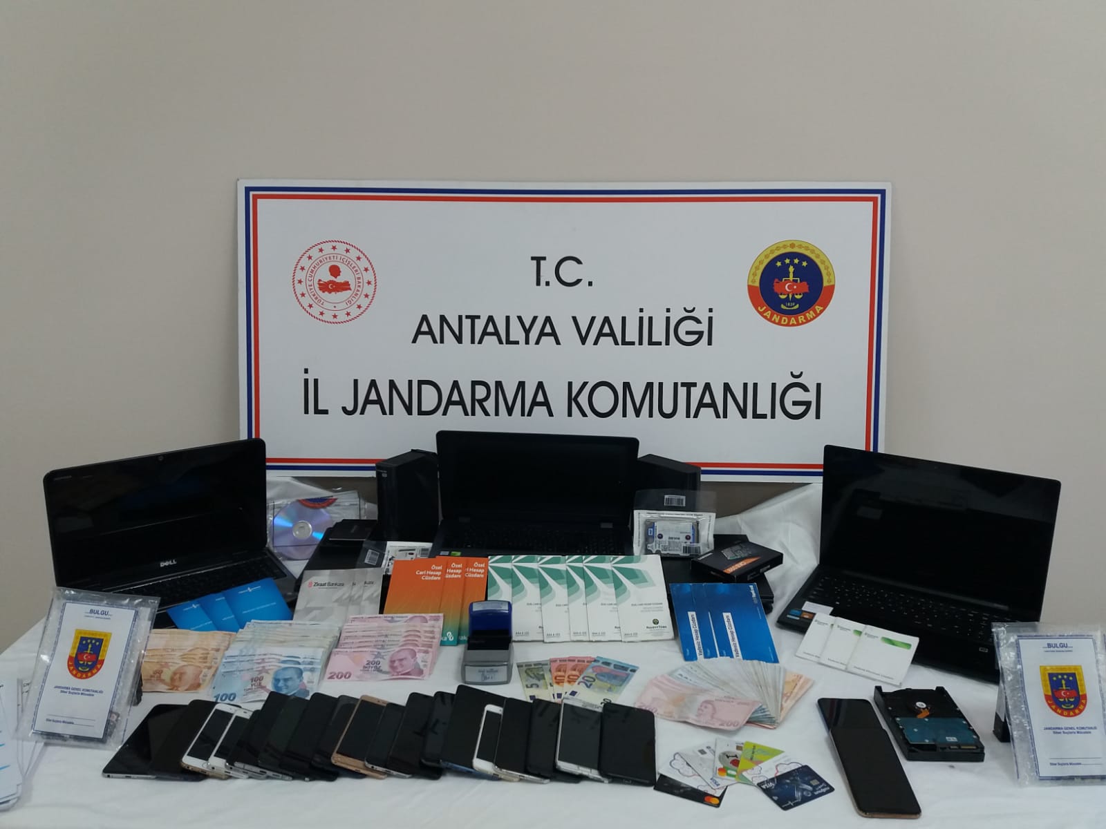 Tatilcileri 17 milyon lira dolandırdılar