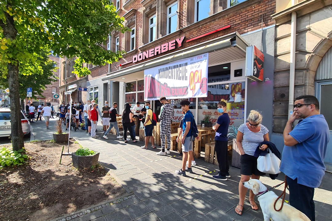 Nürnberg`de 1 sentlik döner kuyruğu