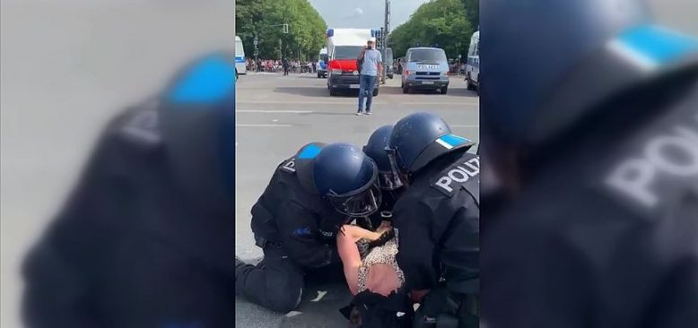 Berlin`de polisin protestoculara şiddet uygulaması tepki çekti