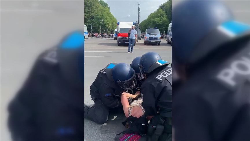 Berlin`de polisin protestoculara şiddet uygulaması tepki çekti