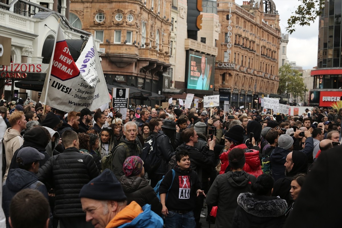 Londra’da Kovid-19 önlemlerine karşı yürüyüş düzenlendi