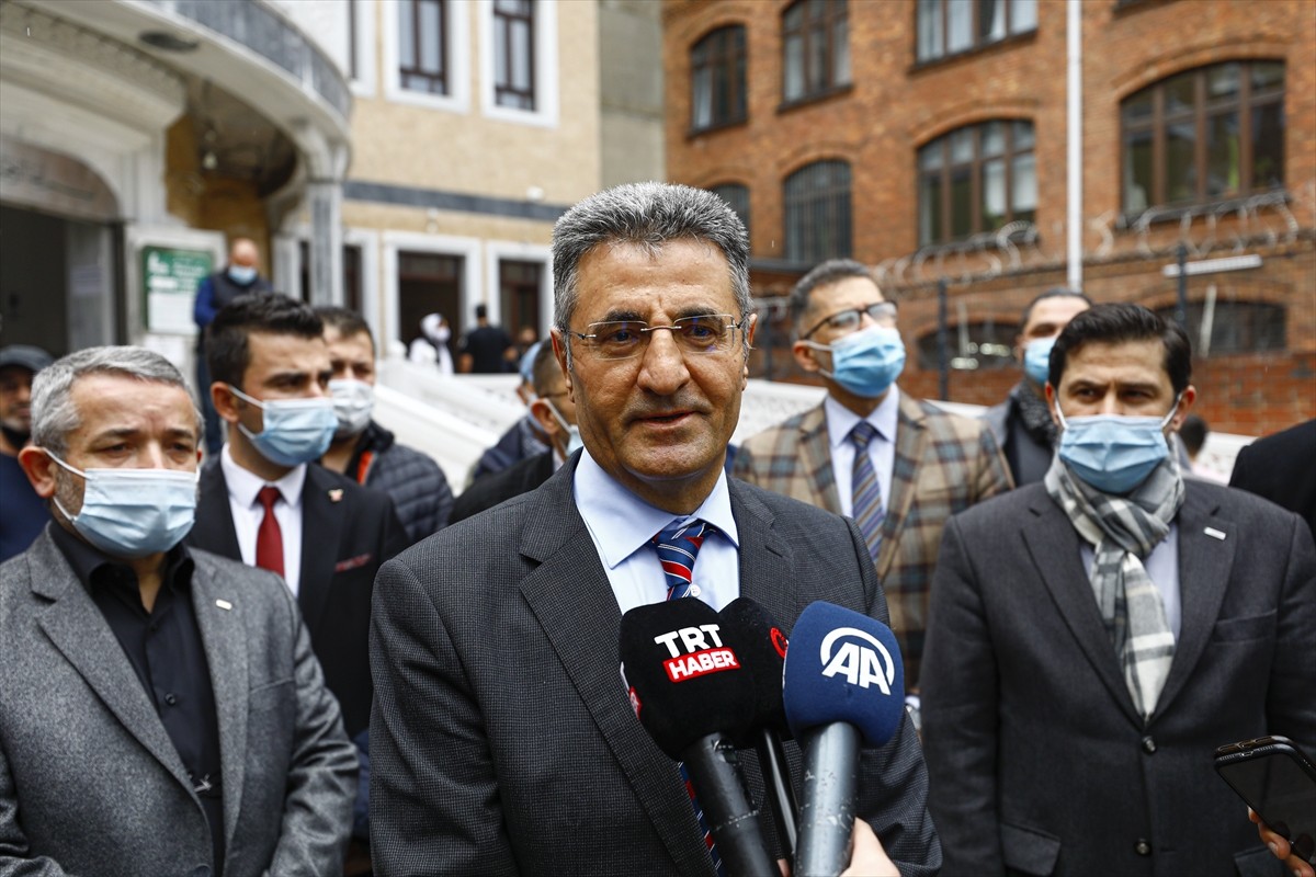 Berlin Büyükelçisi Aydın, polis baskını sonrasında Mevlana Camii’ni ziyaret etti