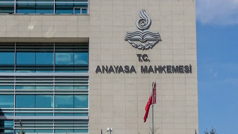 AYM Üyesinin “Işıklar Yanıyor” Mesajına Tepkiler