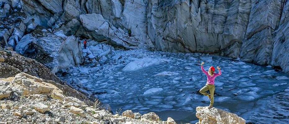 Türkiye’nin en büyük buzulu yerli ve yabancı doğaseverleri ağırlıyor