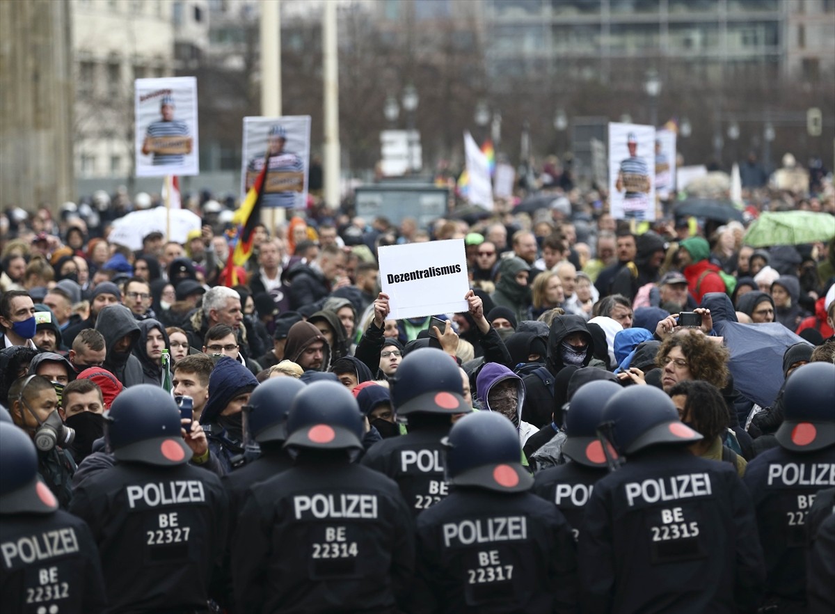 Berlin’de Korona ve Aşı Karşıtı Protesto