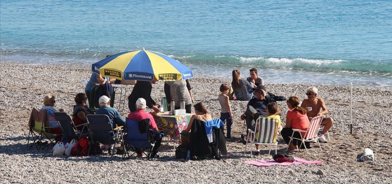 Antalya'da 65 yaş ve üstü vatandaşların deniz keyfi