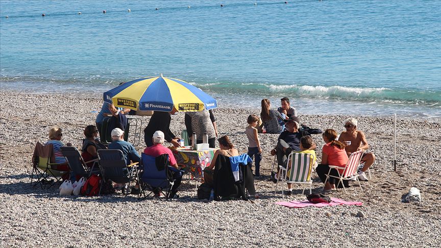 Antalya’da 65 yaş ve üstü vatandaşların deniz keyfi