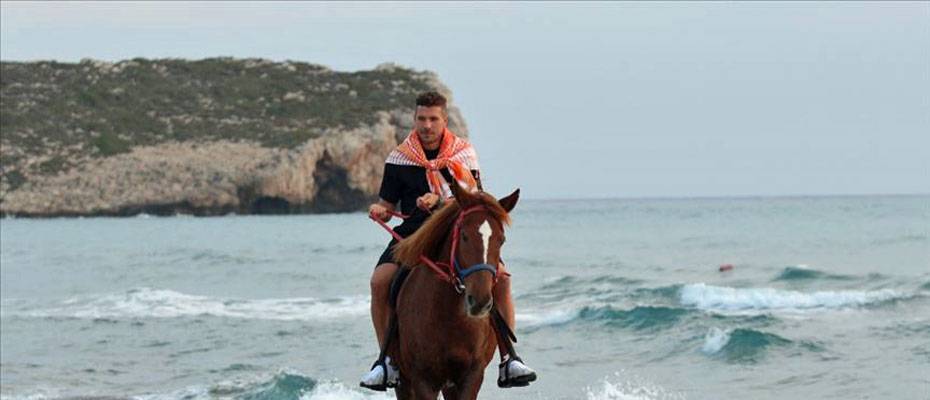 Podolski Patara'nın tanıtımı için objektif karşısına geçti