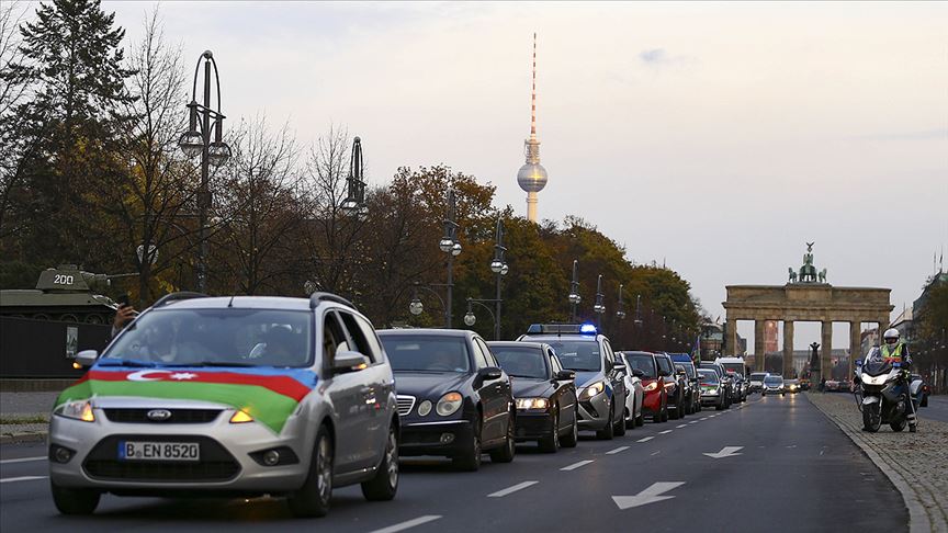 Azerbaycan’ın Dağlık Karabağ zaferi Berlin’de araç konvoyuyla kutlandı