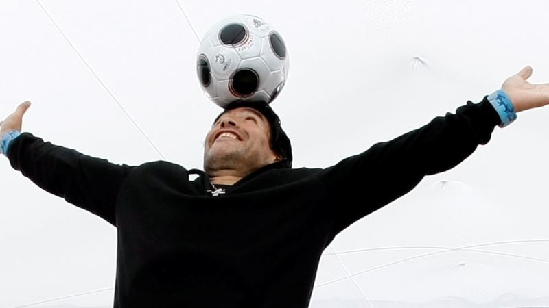 Efsanevi Futbolcu Maradona Hayatını Kaybetti