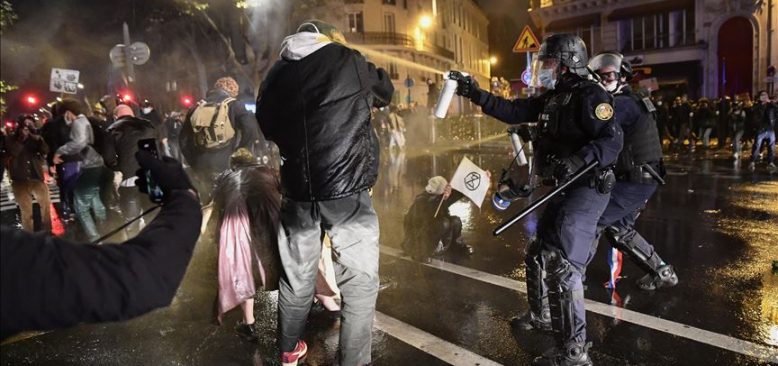Fransa’da 'güvenlik tasarısı' protestosuna polis müdahalesi