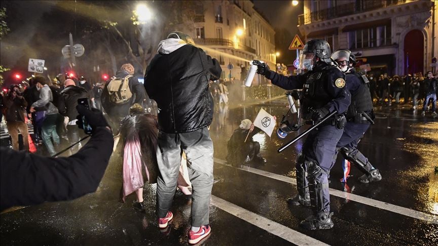 Fransa’da 'güvenlik tasarısı' protestosuna polis müdahalesi