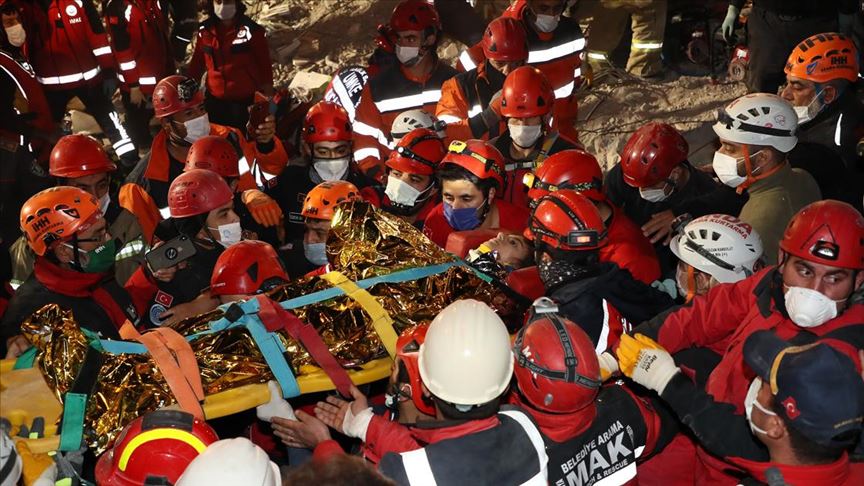 İzmir’deki depremden yaklaşık 58 saat sonra 14 yaşındaki İdil enkazdan yaralı çıkarıldı