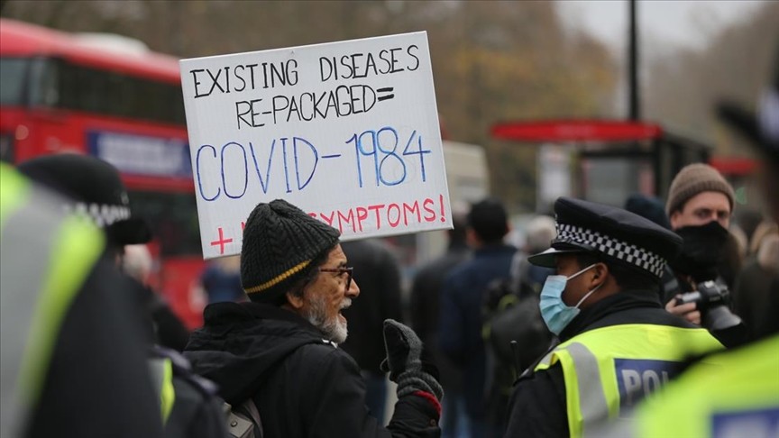 İngiltere’de polis Kovid-19 önlemleri karşıtı gösteriye müdahale etti