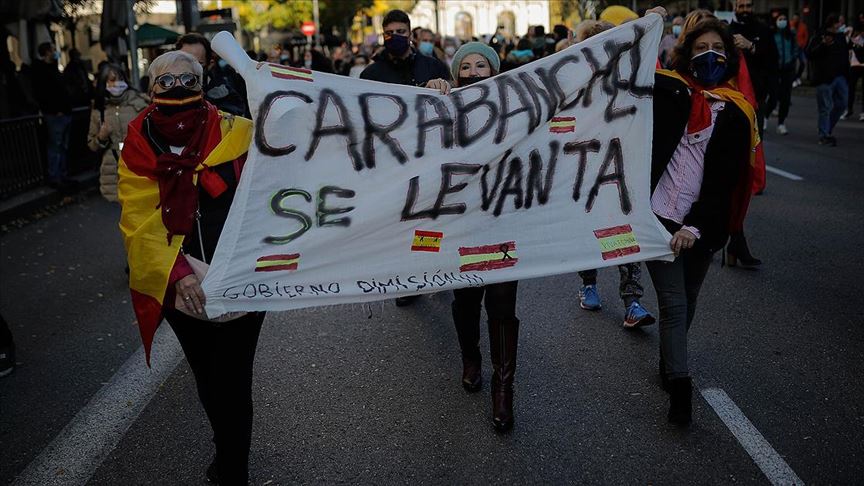 İspanya’da polisler, itfaiyeciler ve vatandaş Kovid-19 önlemlerine karşı yürüdü