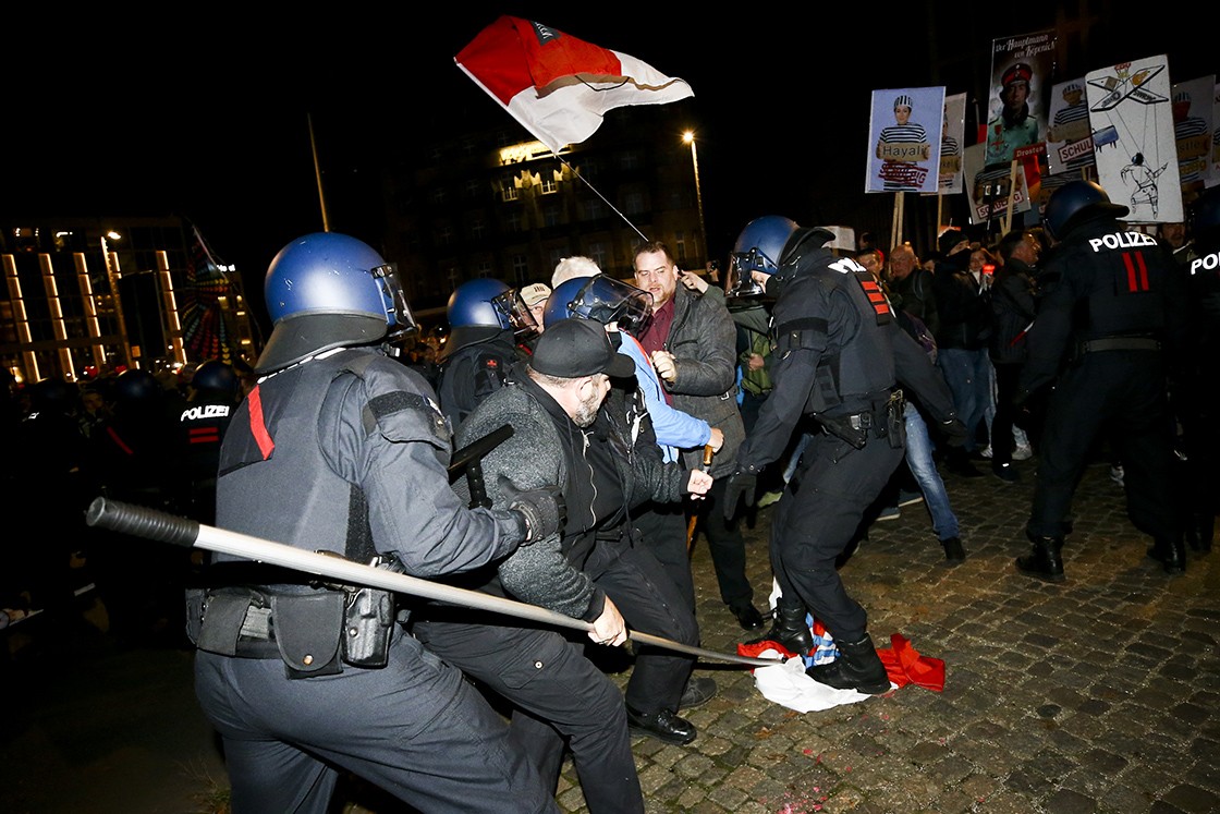 Almanya’da Kovid-19 önlemleri protesto edildi