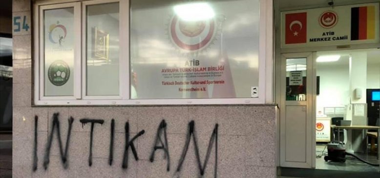Almanya'da caminin duvarına 'intikam' yazıldı