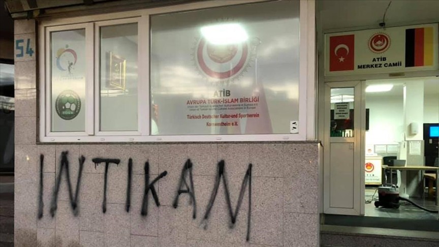Almanya'da caminin duvarına 'intikam' yazıldı