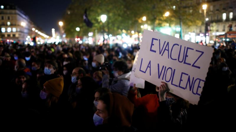 Paris’te Göçmenlere ve Gazetecilere Polis Şiddeti