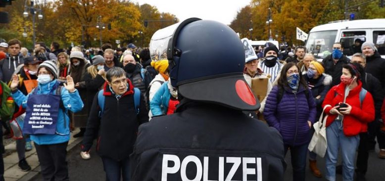 Berlin'de Kovid-19 politikasına karşı yapılan gösteriye polis müdahalesi