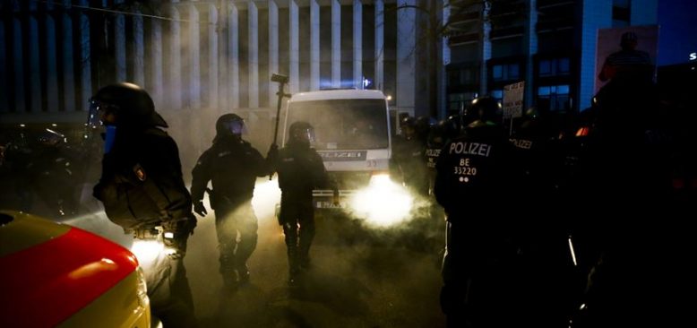 Almanya'da Kovid-19 protestosuna polis müdahale etti