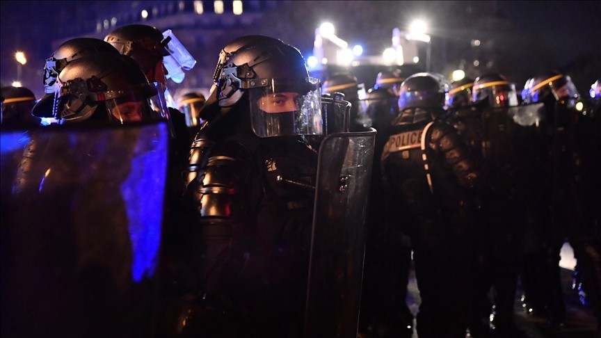 Fransa’daki ‘ırkçı’ şiddetin faili polisler gözaltına alındı